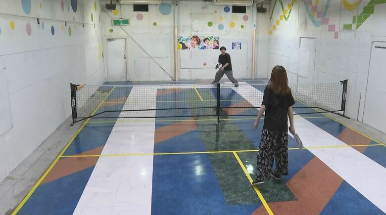 人気の“ピックルボール”「どこで遊んだらいいの？」の声に応え… ボウリング場が専用コートを整備　年齢問わず、室内で「気軽に楽しんで」　長野・南箕輪村｜FNNプライムオンライン
