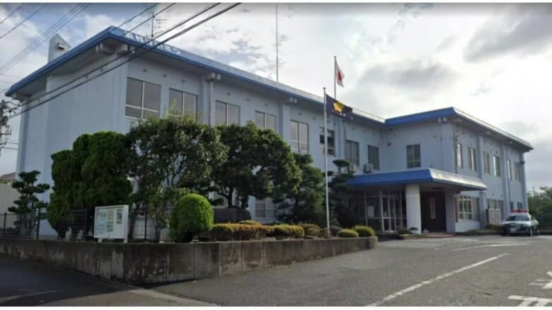 鳥取市の国道で酒酔い運転…逮捕の男から基準値8倍超のアルコール検出　工事現場に衝突した車を発見｜FNNプライムオンライン