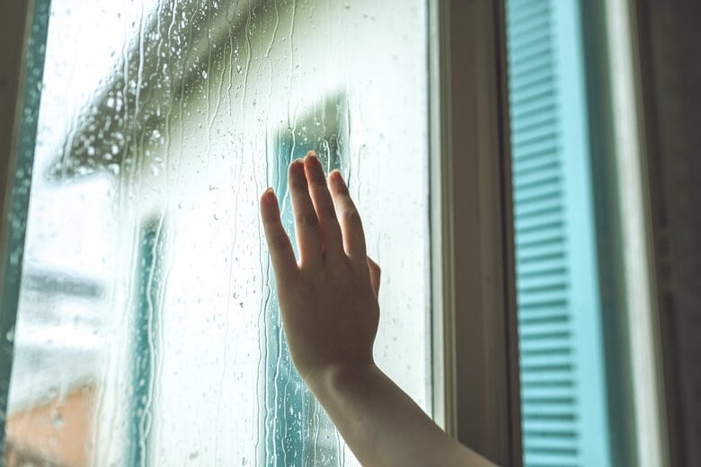 「窓ガラスに養生テープ」の台風対策が実は効果なし!? その理由と有効な“窓対策”をYKK APに聞いた｜FNNプライムオンライン