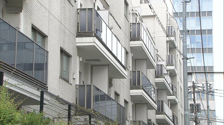 浴室にブルーシートに覆われた男性遺体…知人の30歳男を死体遺棄容疑で逮捕　「腐ったような臭い」マンション管理会社から通報　東京・新宿区｜FNNプライムオンライン