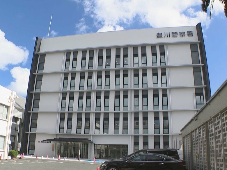 在宅中に開いていた窓から侵入か…25歳女性が住む部屋に忍び込みスマホ3台等盗んだ疑いで男2人を逮捕 余罪約50件か｜FNNプライムオンライン