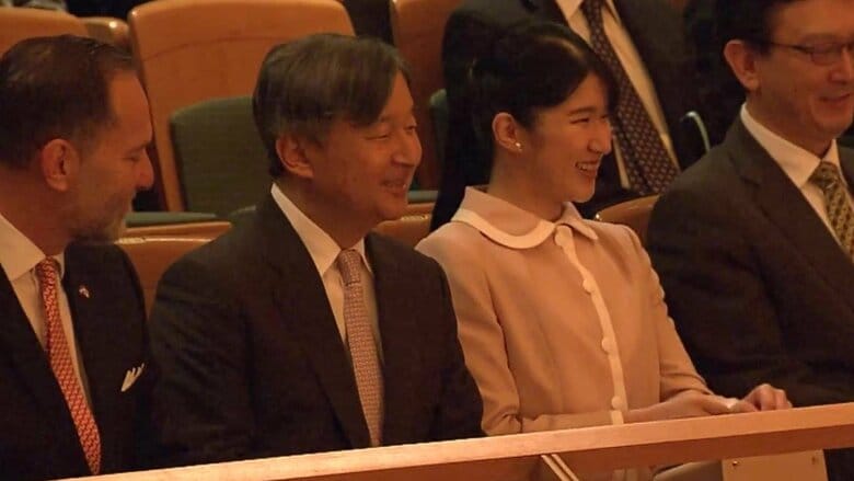 天皇陛下と愛子さまがウィーン少年合唱団公演へ「天使の歌声」鑑賞　愛子さま「美しいハーモニーに感銘を受けました」と英語で伝えられる｜FNNプライムオンライン