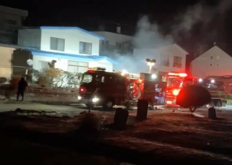 「煙の臭いがして警報機の音が鳴っている」住宅火災で60代とみられる男性が死亡―80代夫婦は避難・煙を吸って病院搬送〈北海道浦河町〉｜FNNプライムオンライン