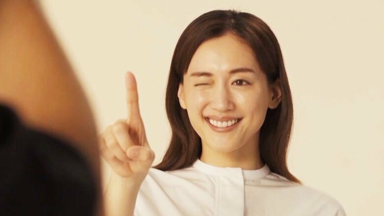 綾瀬はるかの照れながらウインクに「かわいい～」この夏は料理動画にハマり“お豆腐白玉”作りに挑戦