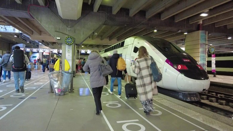 パリを脱出するため列車に急ぐ
