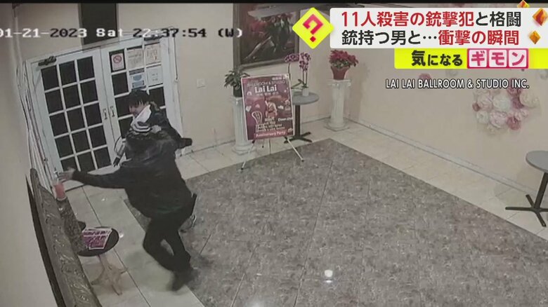 近くにあったものを手に取る男