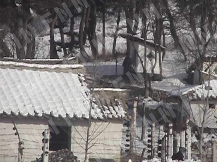 施設には高圧電線が張り巡らされ、見張り小屋に銃を持った監視役