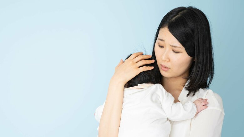 一晩中抱えていることもあるという（画像はイメージ）