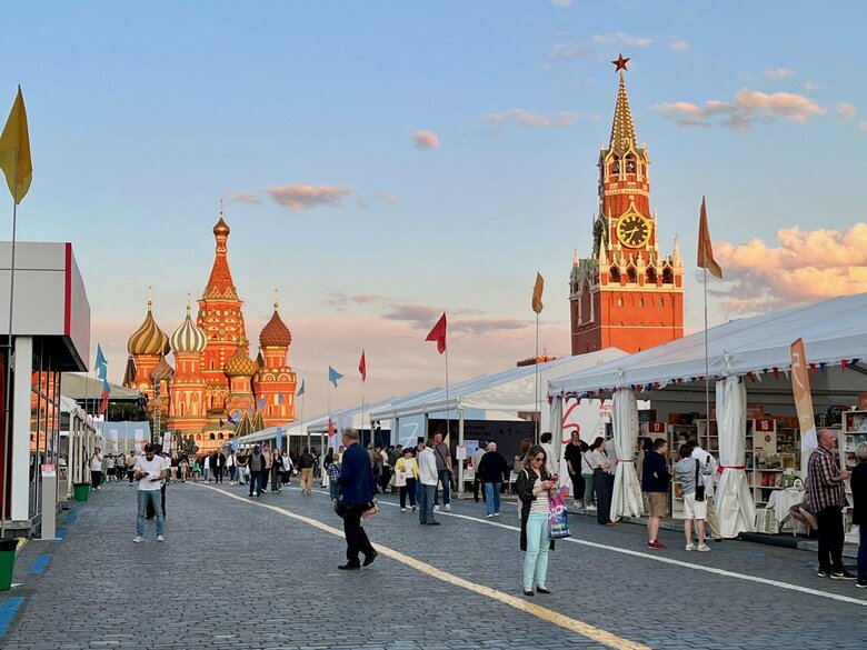 モスクワ中心部の赤の広場。イベントが開かれ、午後8時30分を過ぎてもなお大勢の人で賑わう（2025年6月）