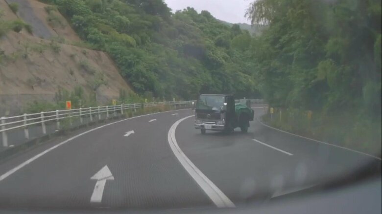 横滑りしながら対向車線を走ってくるトラック