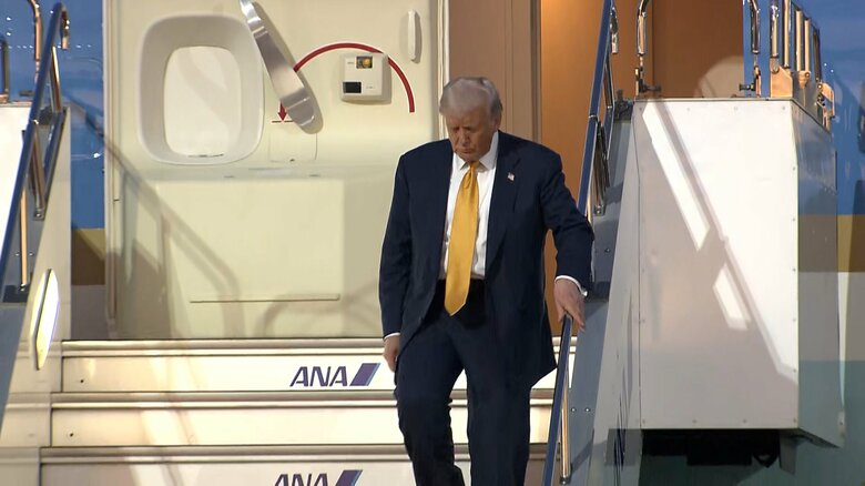 エアフォースワンから降りるトランプ大統領（10月27日、羽田空港）
