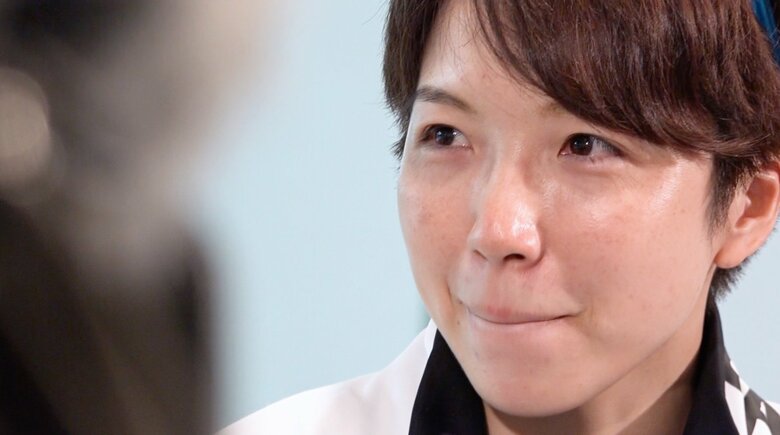 小平は話しながら目に涙を浮かべた