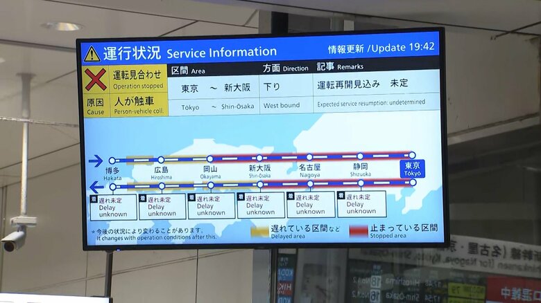 東京駅の運行状況を伝えるモニター