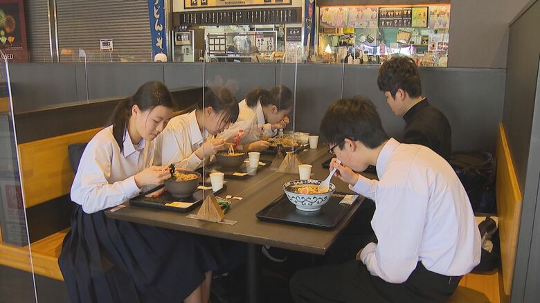 班のみんなで昼食