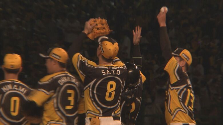 7月25日ゲームセットの瞬間　天にボールを掲げる選手たち