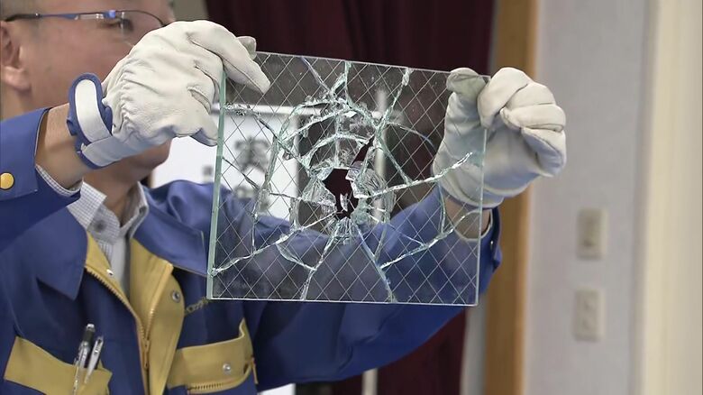 網入りガラスも簡単に割れてしまう