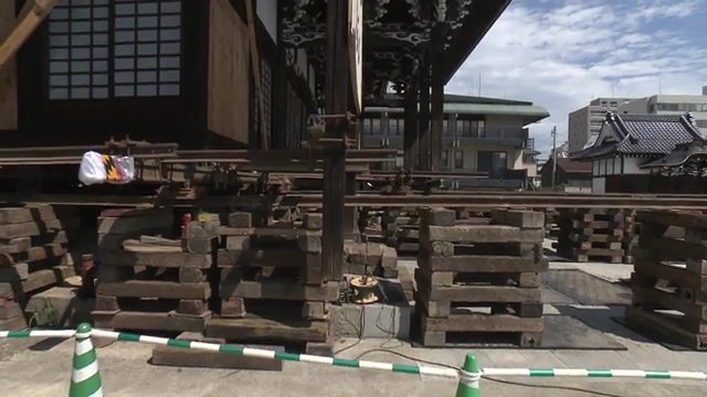 本堂の下に敷かれたレール