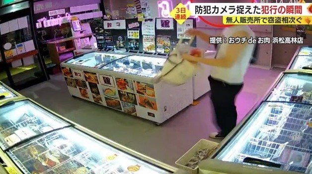 “見覚えのある”白いトートバッグに商品を詰め込む