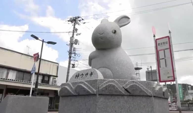 八頭町の郡家駅前に鎮座する神ウサギ