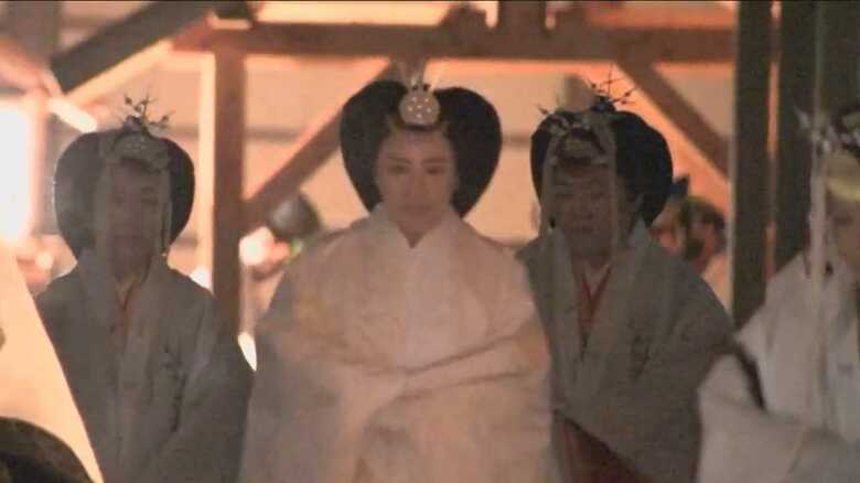 帛の十二単という白い装束でお姿を見せられた皇后さま