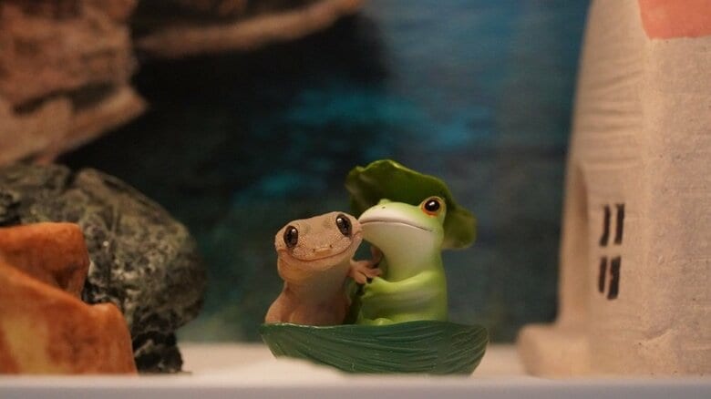 カエルと一緒に葉の上にちょこんとするヤモヤモちゃん
