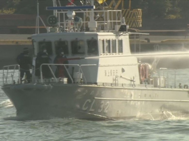 テロリスト乗った不審船現れた想定…港で警察や海保等参加のテロ対策訓練 停止させるまでの動きなど確認