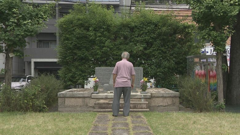旧制広島第一中学校の慰霊碑を見つめる才木さん