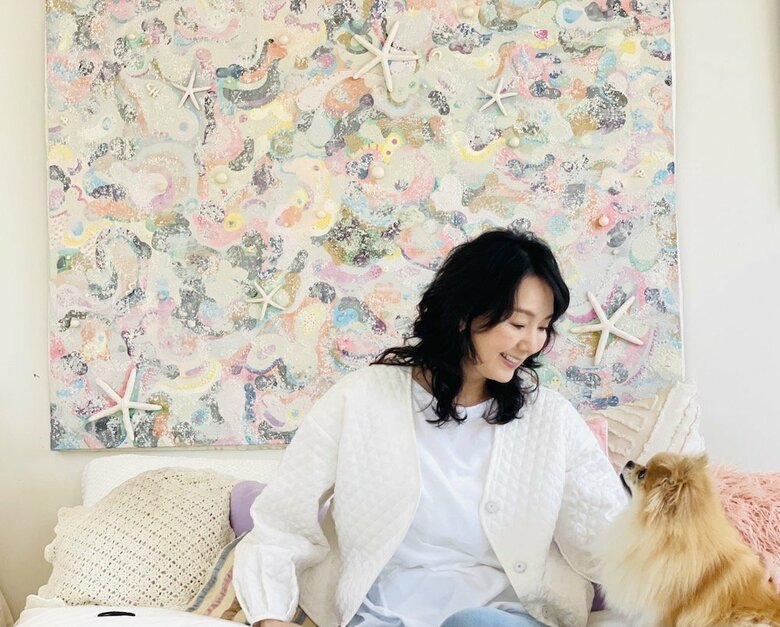 ソファでくつろぐとよたさんとぱるる（撮影／とよた真帆）