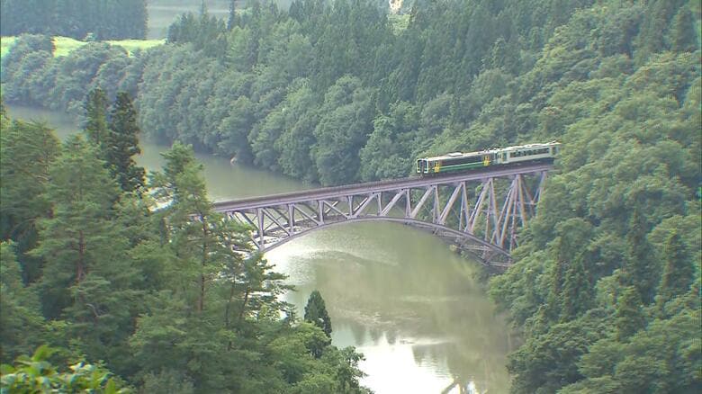 只見線の列車が通過する 第一只見川橋梁（福島・三島町）