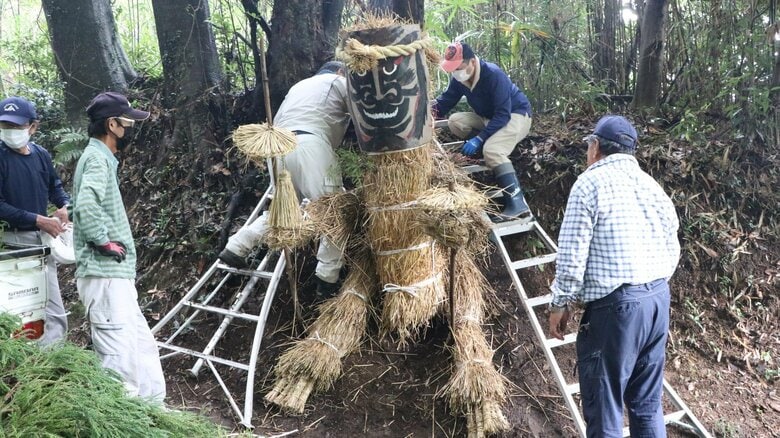 制作途中の様子。作り手と比べてもかなり大きい