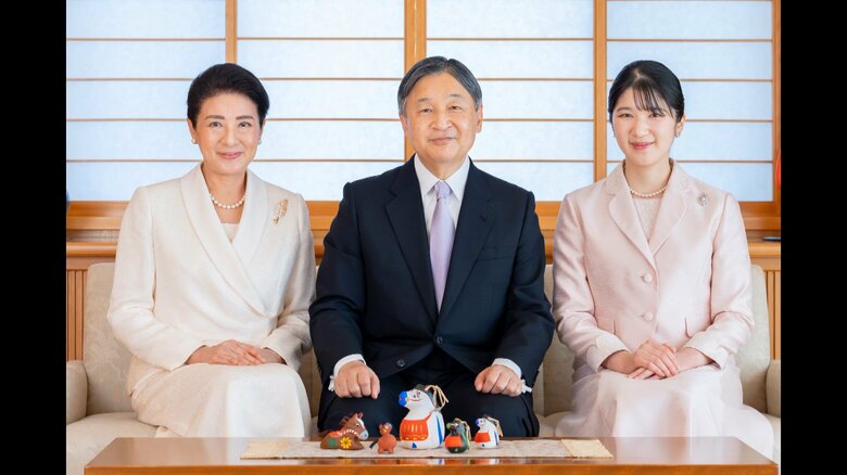 干支の「午」にちなんだ各地の伝統工芸品を手に歓談