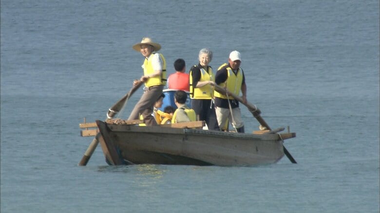 平成21年9月 和船を漕がれる上皇ご夫妻