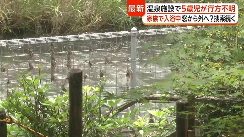 窓の十数メートル先には川が流れている