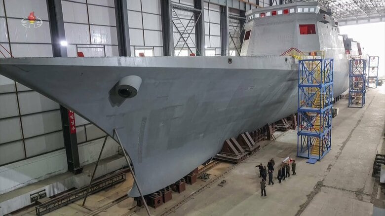 建造途中の多目的駆逐艦「崔賢」の艦橋にはフェーズドアレイ・レーダー取り付け用とみられる穴が開いていた