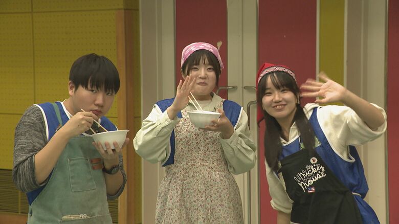 ボランティアの学生たち