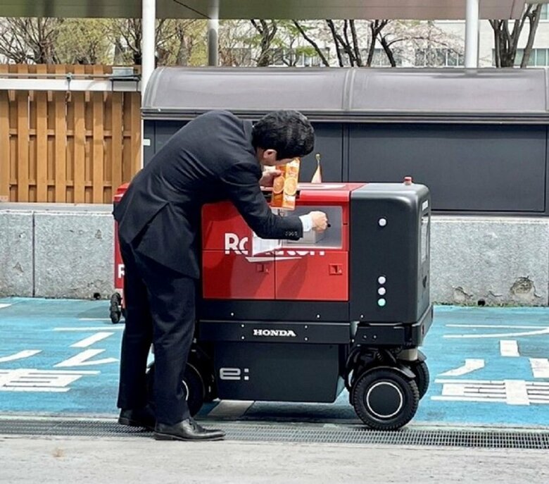 ロッカーから商品を取り出す様子（画像提供：経済産業省）