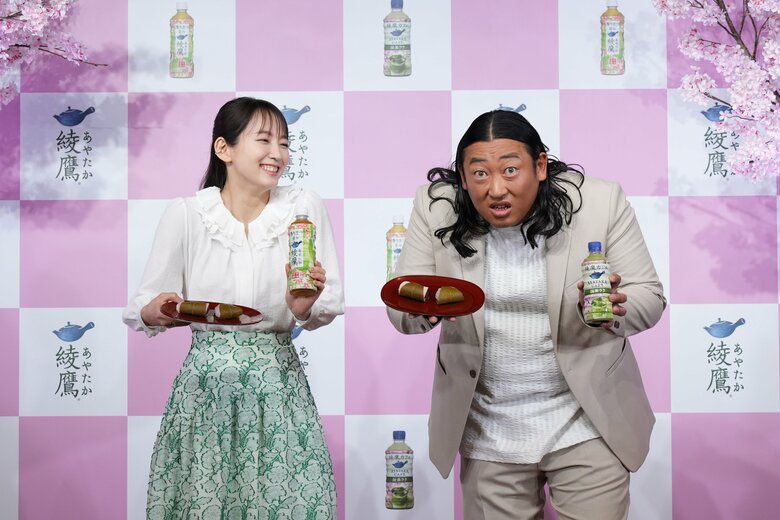 日本コカ・コーラ「綾鷹 桜デザインボトル」発売記念PRイベント