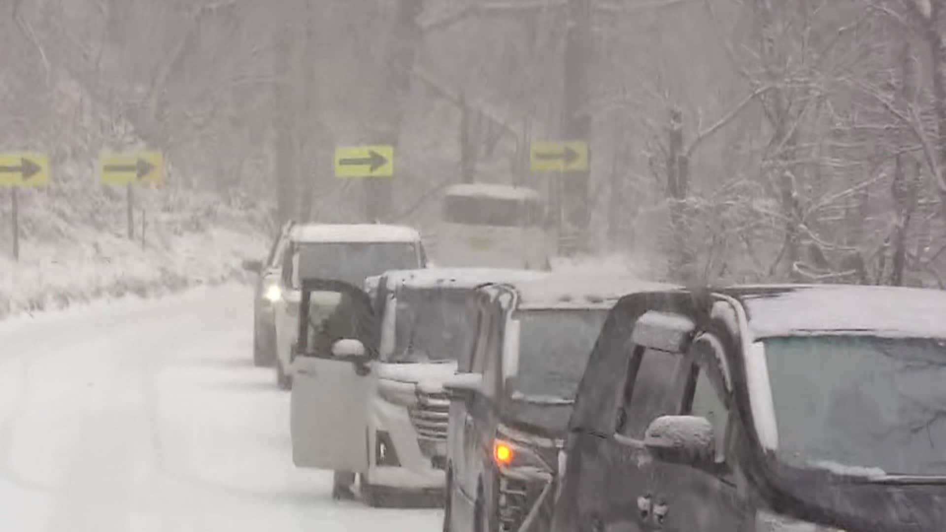 「年末寒気」が9連休を直撃　高速道路などで予防的通行止めも　関東では警報級大雪に“立ち往生”の車も