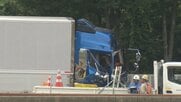 北陸道の大型トラック追突事故、死者は2人に　意識不明の36歳男性の死亡確認　工事後の撤去作業が行われる中で発生