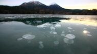 秘境の湖が全面結氷…ガラス細工のような氷の芸術「アイスバブル」出現 北海道ついに根雪の時期に 路面凍結の転倒に注意を！どこが一番滑る？北海道