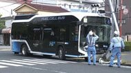 「蚊を追い払おうと」都営バス運転手がハンドル操作誤り信号機に衝突　乗客の男性2人けが　東京・江戸川区