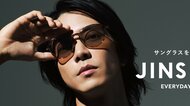 山下智久がサングラスで魅せる“日常” 海辺のドライブ…愛用のギター片手にオフタイム 新ウェブCM公開
