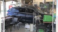 コンビニに車突っ込む 「アクセルとブレーキ間違えた」 東京・練馬区