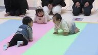 その場で泣き出す子も 赤ちゃんのハイハイの速さを競うレース　母親が名前を呼ぶと一目散に