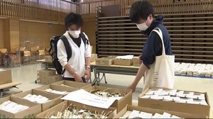 県が県外出身学生を支援 「富富富」などを贈る
