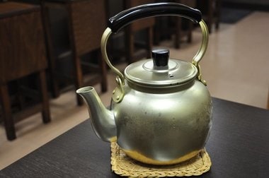 「ヤカン」に入れたスポーツ飲料で食中毒発生…何に気を付ければいいのか聞いた