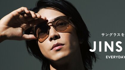 山下智久がサングラスで魅せる“日常”　海辺のドライブ…愛用のギター片手にオフタイム　新ウェブCM公開