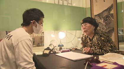 「名古屋のゴッドマザー」の言葉で再出発も…不安渦巻く時代「占い店」の一日 悩める人々が踏み出す一歩