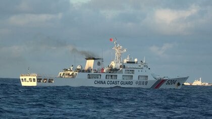 【緊迫】中国船が「ただちに立ち去れ」と“警告”…漁船に高圧放水砲も　領有権巡り対立続く海域でフィリピン巡視船に同乗取材