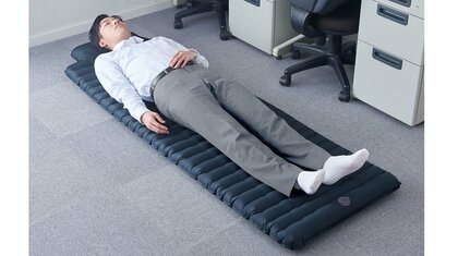 “1分足踏み”で膨らむ「ポンプ一体エアーマット」を防災備蓄品に。寝心地をキングジムに聞いた